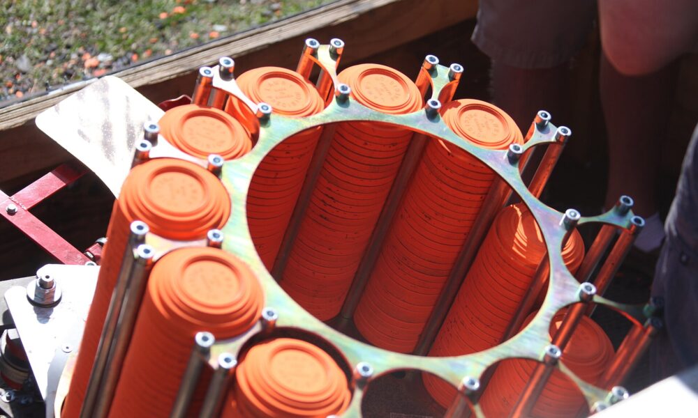 Lanceur de ball-trap chargé de plateaux d'argile orange
