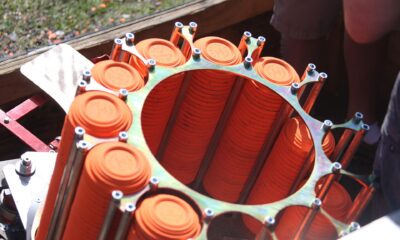 Lanceur de ball-trap chargé de plateaux d'argile orange