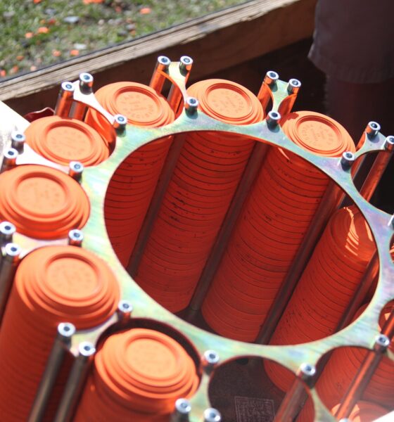 Lanceur de ball-trap chargé de plateaux d'argile orange
