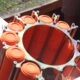 Lanceur de ball-trap chargé de plateaux d'argile orange