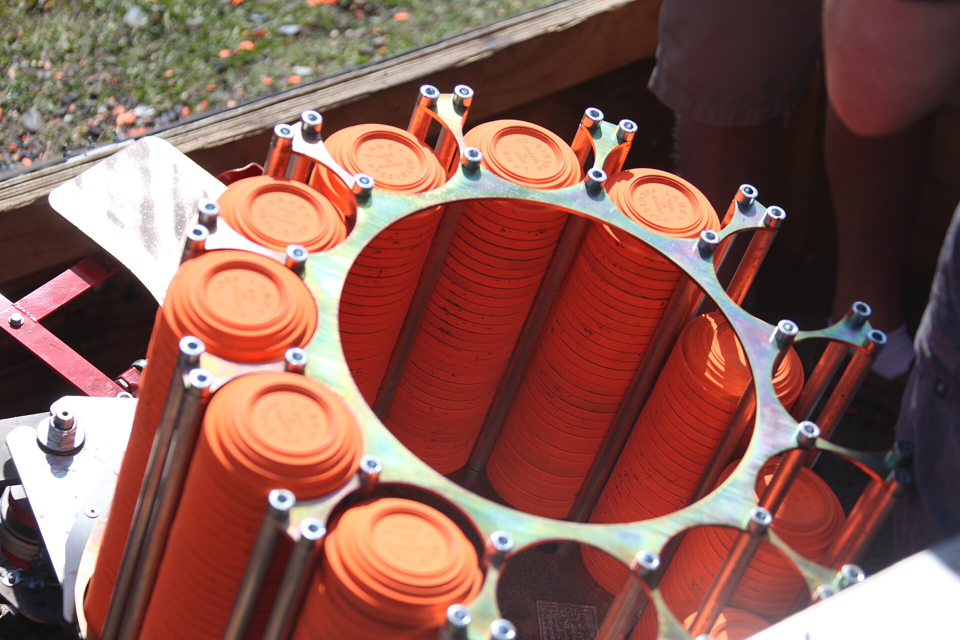 Lanceur de ball-trap chargé de plateaux d'argile orange