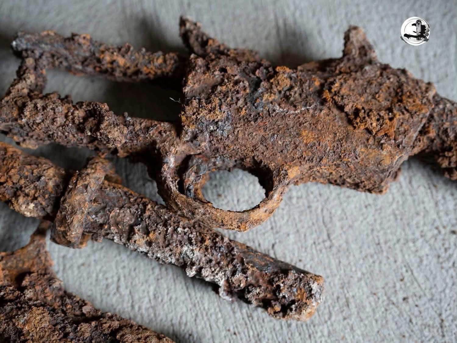 Mécanisme d'arme ancienne pris dans les concrétions de corrosion