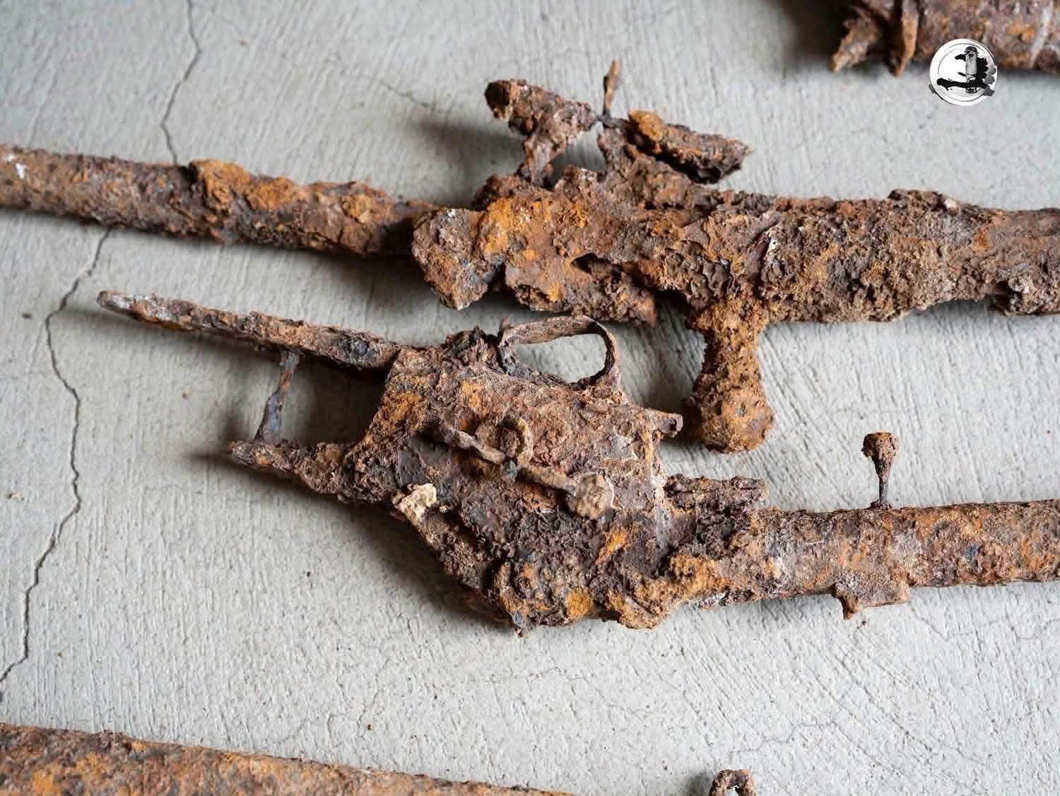 Gros plan sur les platines corrodées de deux fusils anciens