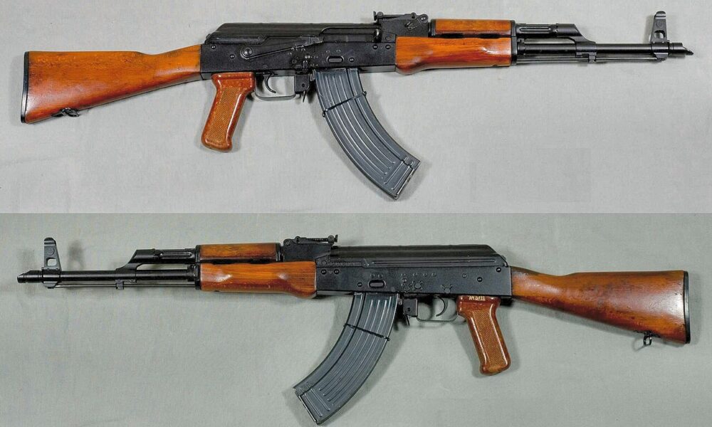 Fusil d'assaut de type kalachnikov (AKM) présenté sous ses deux profils