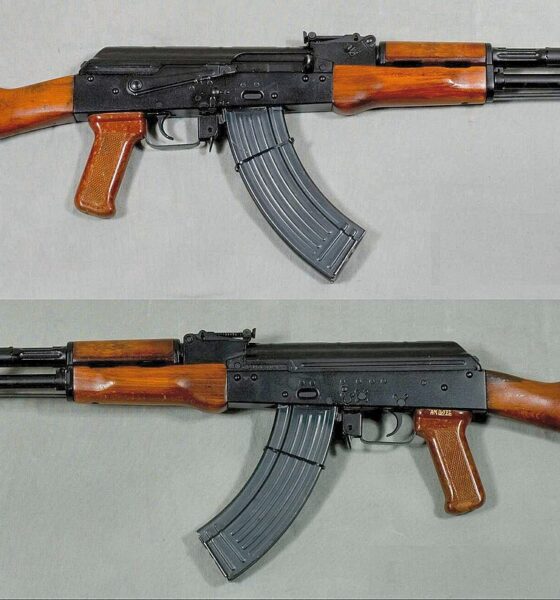 Fusil d'assaut de type kalachnikov (AKM) présenté sous ses deux profils