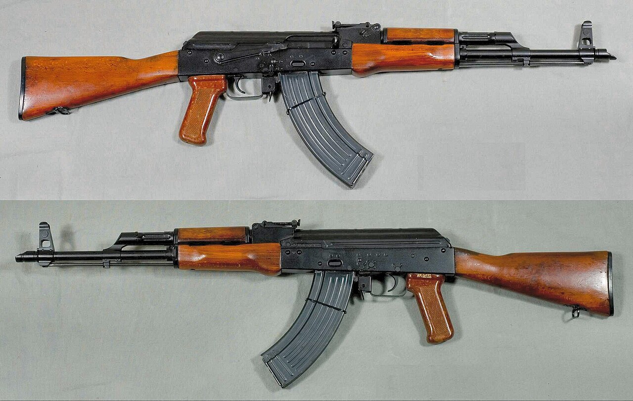 Fusil d'assaut de type kalachnikov (AKM) présenté sous ses deux profils