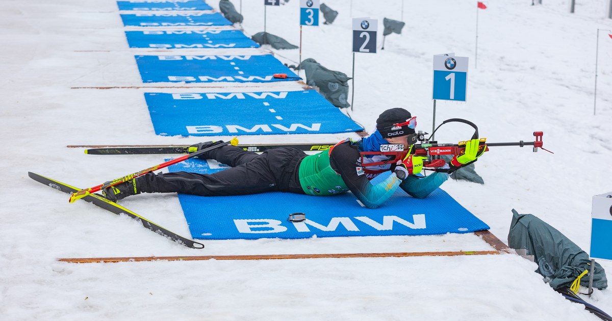 Biathlète au tir couché lors de la Coupe du monde de biathlon à Oberhof
