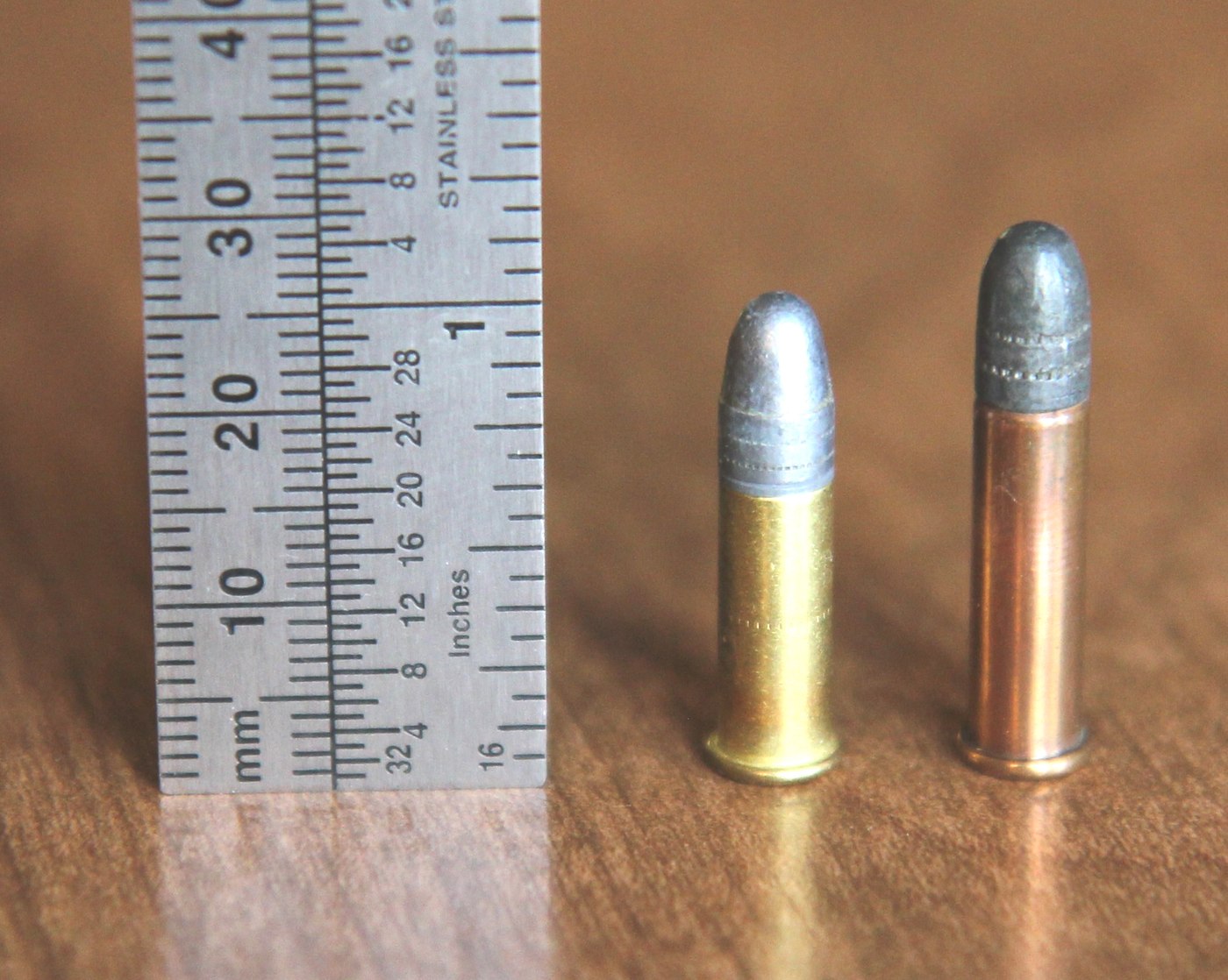 Cartouche 22 Long Rifle à côté d'une cartouche 22 Extra Long et d'une règle
