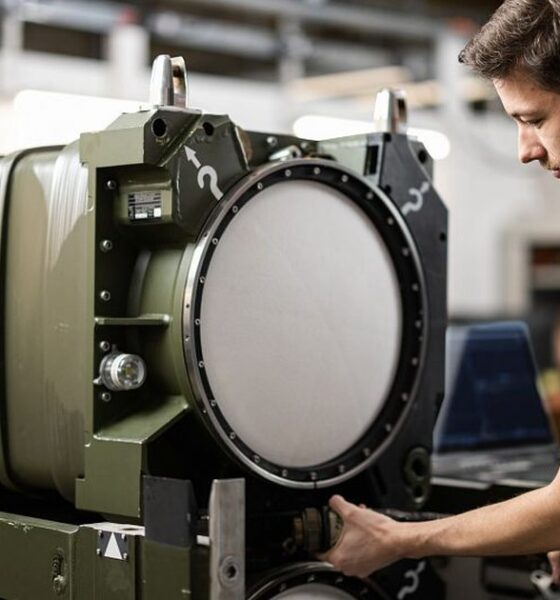 Technicien manipulant des conteneurs de transport de missiles chez MBDA