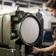 Technicien manipulant des conteneurs de transport de missiles chez MBDA