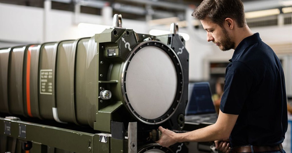 Technicien manipulant des conteneurs de transport de missiles chez MBDA