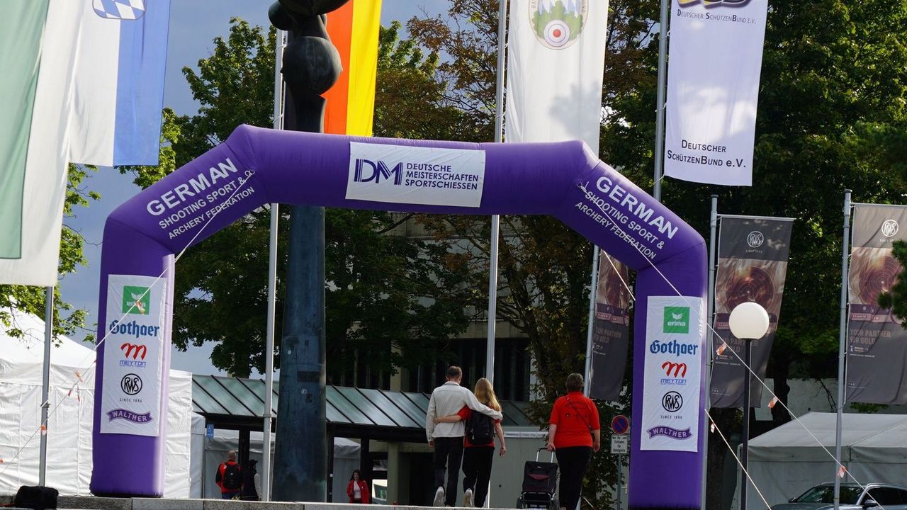 Arche d'entrée du championnat d'Allemagne de tir sportif à Garching-Hochbrück
