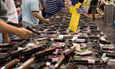 Tables de pistolets lors d'un gun show à Houston, au Texas