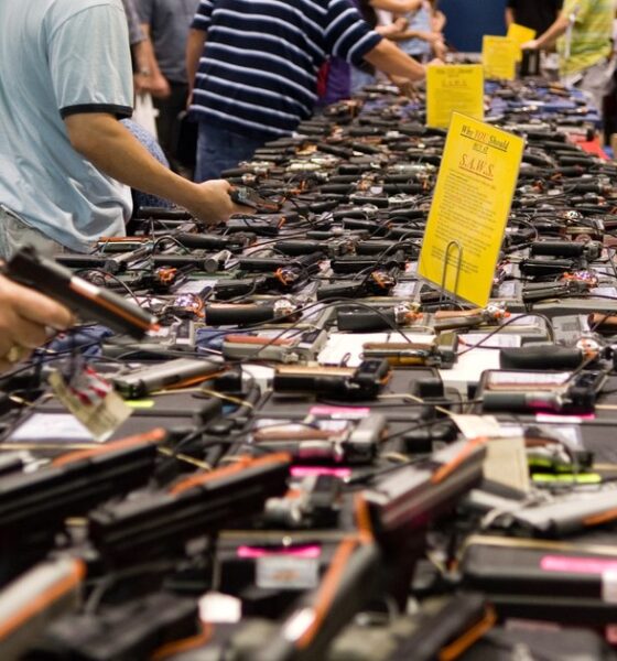 Tables de pistolets lors d'un gun show à Houston, au Texas