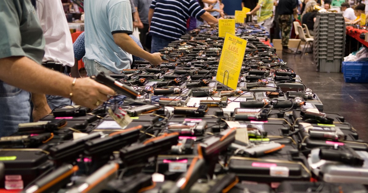 Tables de pistolets lors d'un gun show à Houston, au Texas