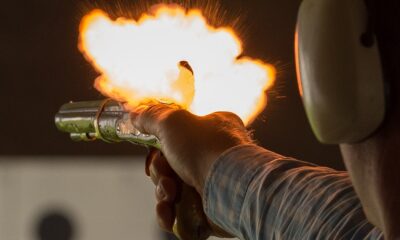 Départ de coup d'un pistolet à poudre noire en compétition d'armes anciennes