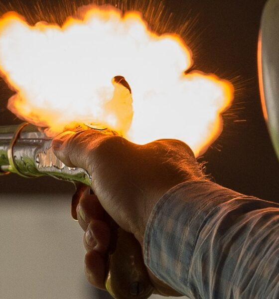 Départ de coup d'un pistolet à poudre noire en compétition d'armes anciennes