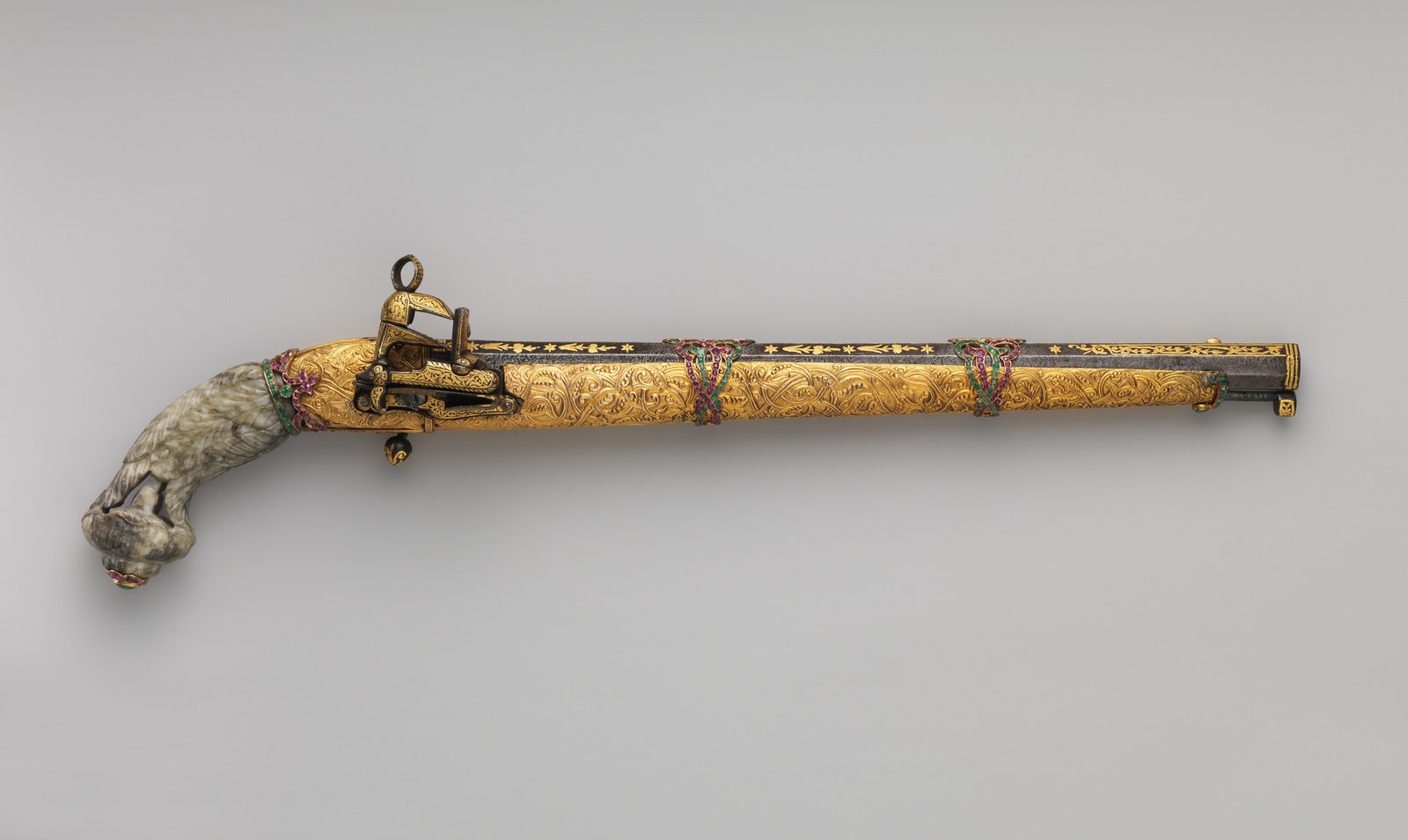 Pistolet turc à platine miquelet orné d'or et de pierres, crosse en jade