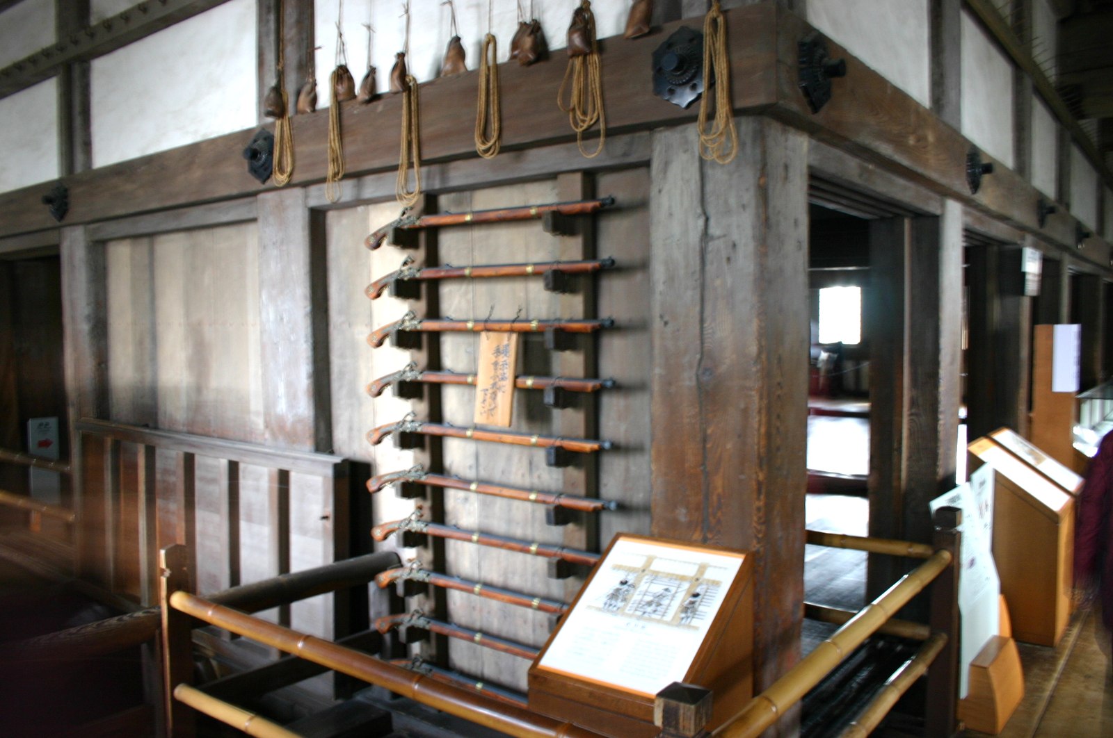 Râtelier de mousquets à mèche japonais tanegashima au château de Himeji