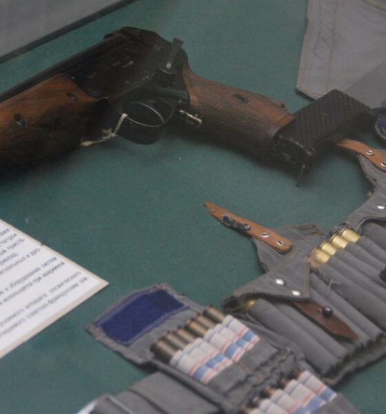 Pistolet de survie TP-82 avec sa machette-crosse et sa bandoulière de munitions en vitrine