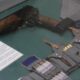 Pistolet de survie TP-82 avec sa machette-crosse et sa bandoulière de munitions en vitrine