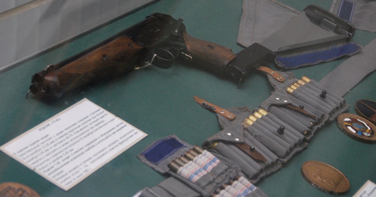 Pistolet de survie TP-82 avec sa machette-crosse et sa bandoulière de munitions en vitrine