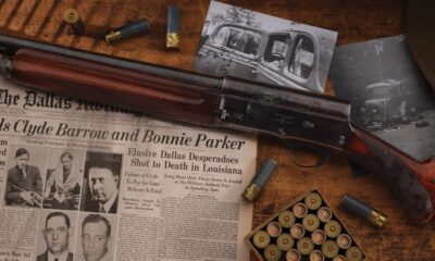 Le Browning Auto-5 Whippet de Clyde Barrow pose sur un journal de 1934 annoncant la mort du couple