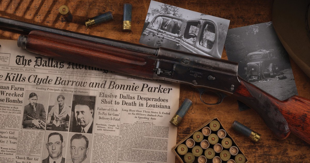 Le Browning Auto-5 Whippet de Clyde Barrow pose sur un journal de 1934 annoncant la mort du couple