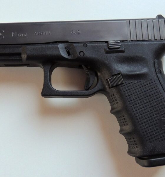 Pistolet Glock 19 Gen 4 vu de profil droit sur fond neutre