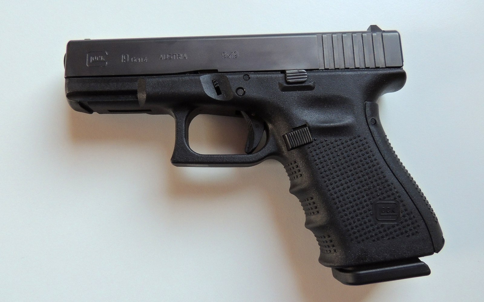 Pistolet Glock 19 Gen 4 vu de profil droit sur fond neutre