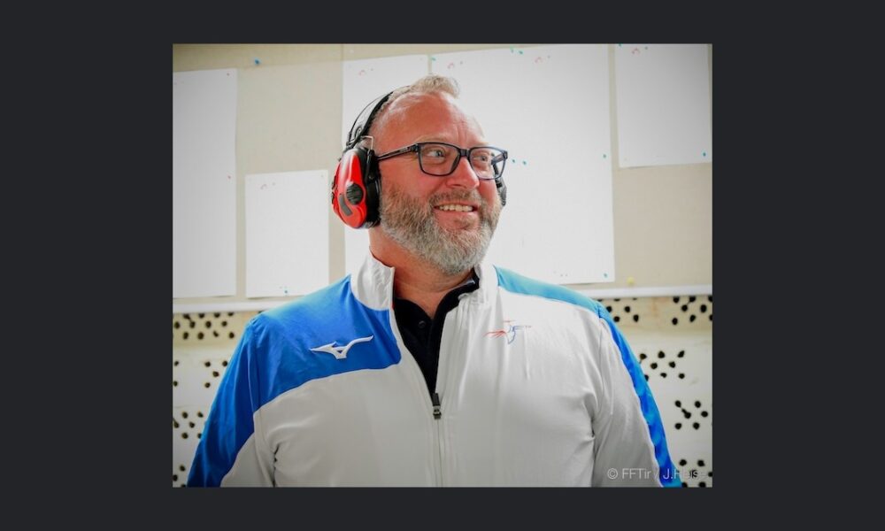 Julien Boutmard souriant au pas de tir, en veste de l'équipe de France