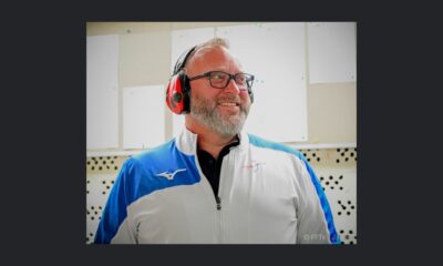 Julien Boutmard souriant au pas de tir, en veste de l'équipe de France