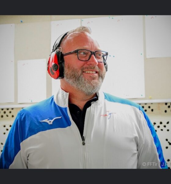 Julien Boutmard souriant au pas de tir, en veste de l'équipe de France