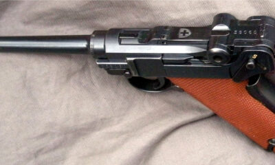 Pistolet Parabellum 06/29 suisse de 1935 avec plaquettes de crosse rouges en canevasite