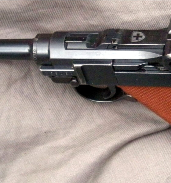 Pistolet Parabellum 06/29 suisse de 1935 avec plaquettes de crosse rouges en canevasite