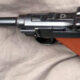 Pistolet Parabellum 06/29 suisse de 1935 avec plaquettes de crosse rouges en canevasite