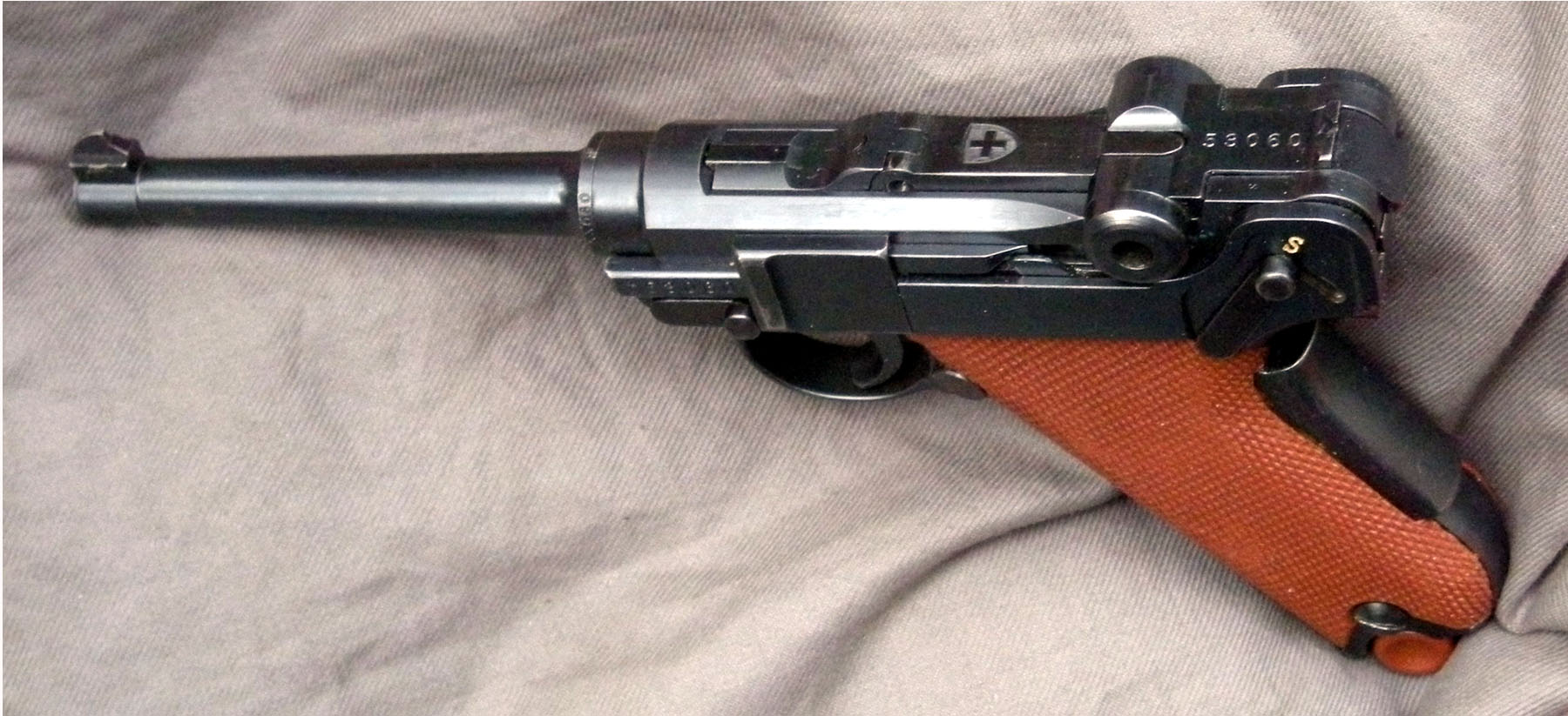 Pistolet Parabellum 06/29 suisse de 1935 avec plaquettes de crosse rouges en canevasite