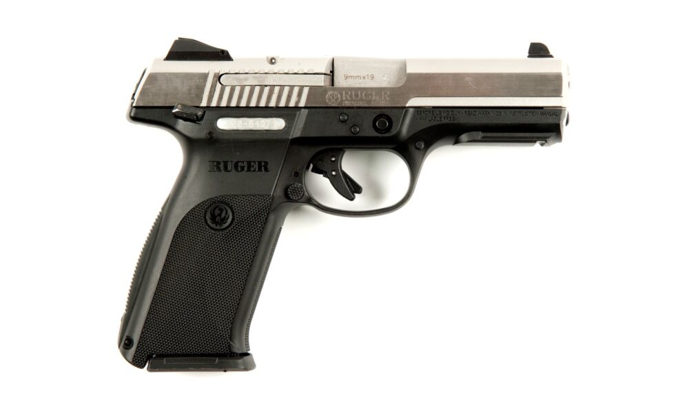 Un pistolet Ruger SR9 sur fond blanc