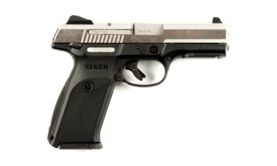 Un pistolet Ruger SR9 sur fond blanc