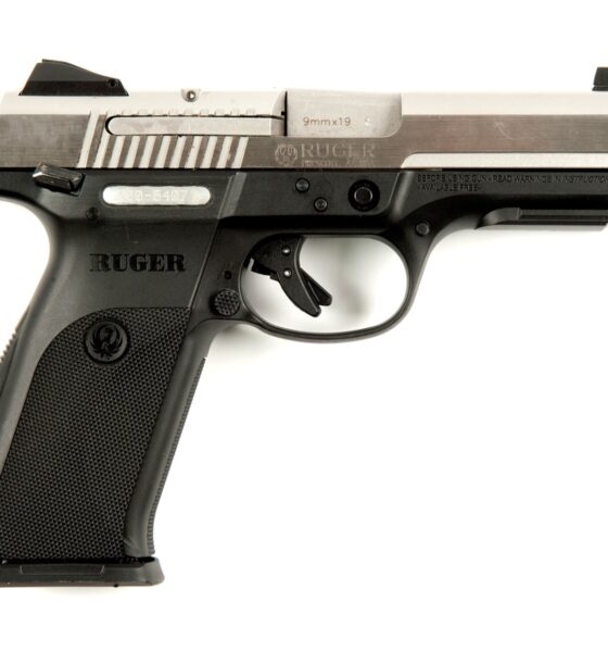 Un pistolet Ruger SR9 sur fond blanc