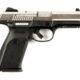 Un pistolet Ruger SR9 sur fond blanc