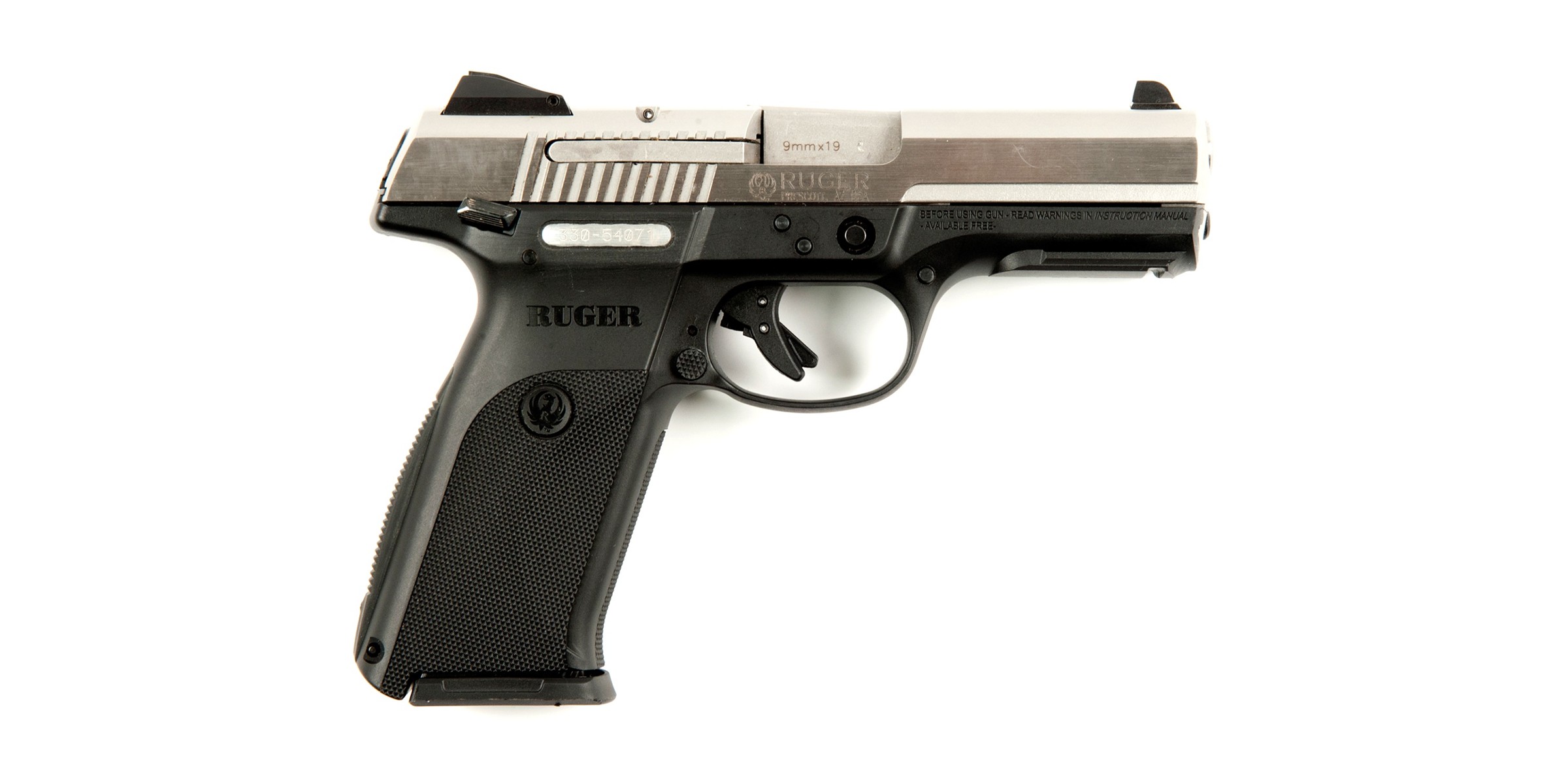 Un pistolet Ruger SR9 sur fond blanc