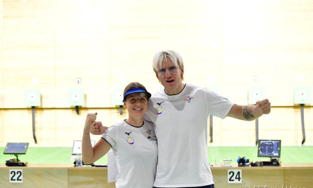 Camille Jedrzejewski et Theo Moczko célèbrent leur victoire au pistolet 10 m mixte à la Coupe du monde du Caire