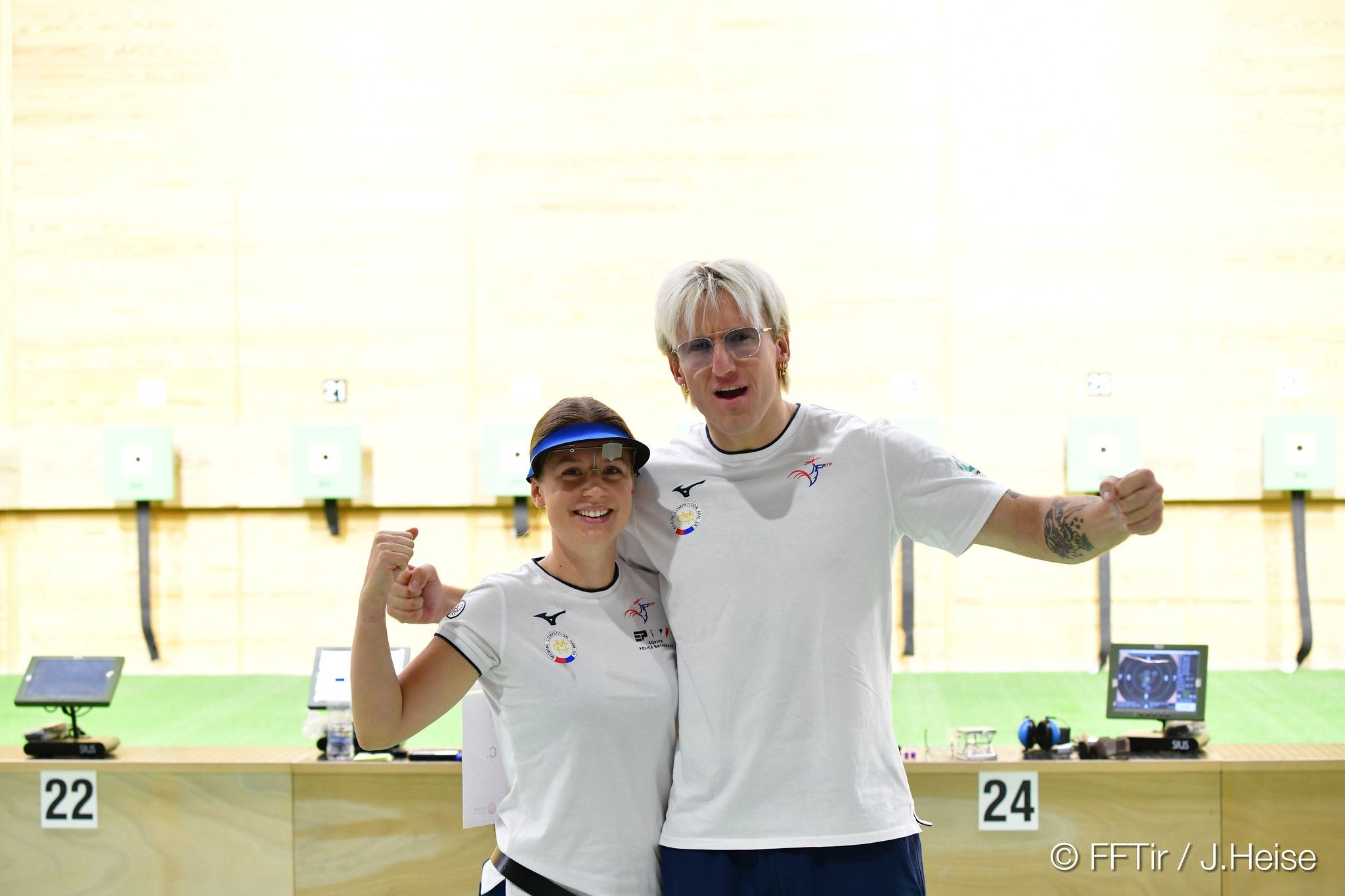 Camille Jedrzejewski et Theo Moczko célèbrent leur victoire au pistolet 10 m mixte à la Coupe du monde du Caire