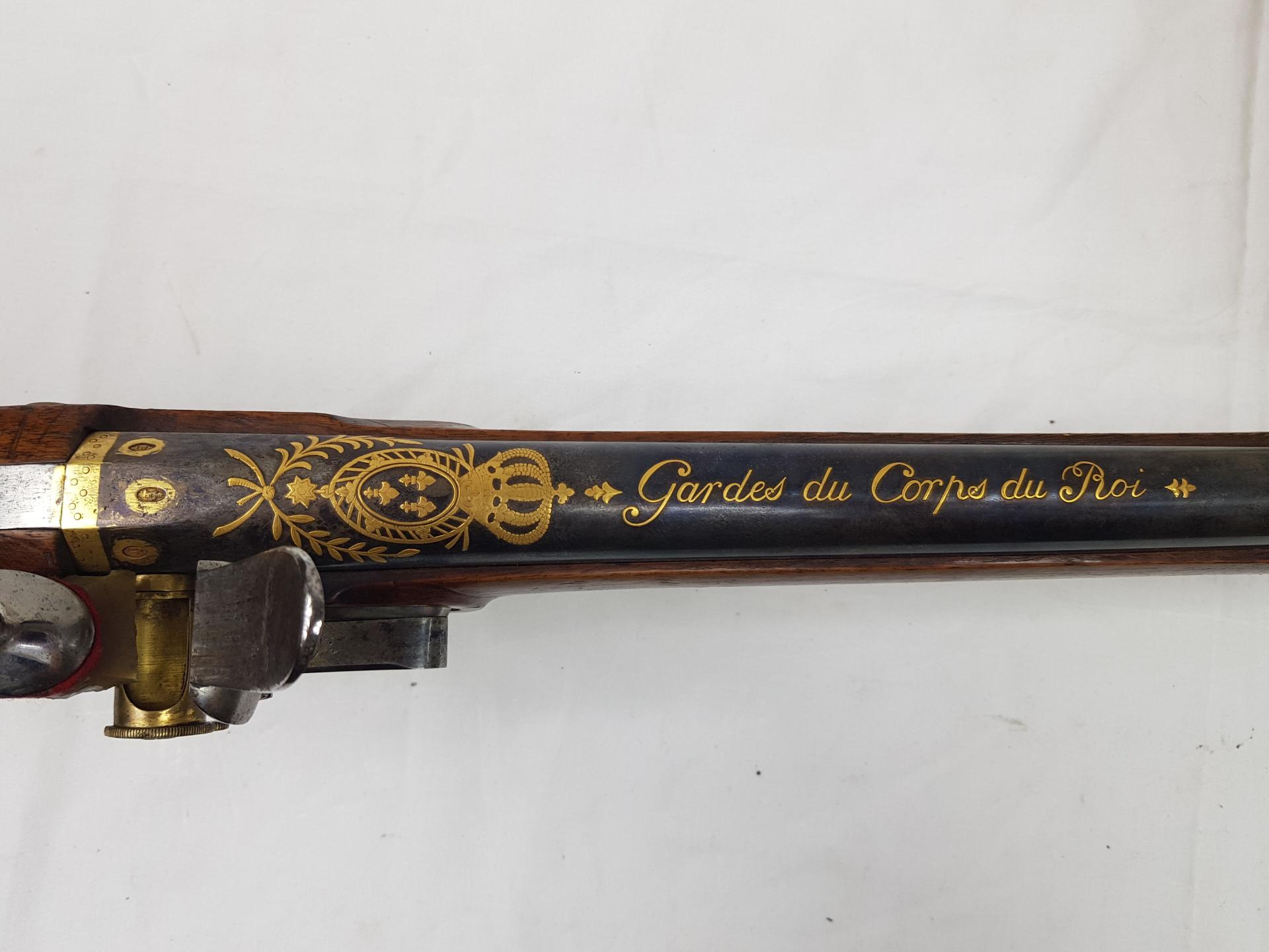 Canon bleui damasquiné d'or aux armes de France portant l'inscription Gardes du Corps du Roi